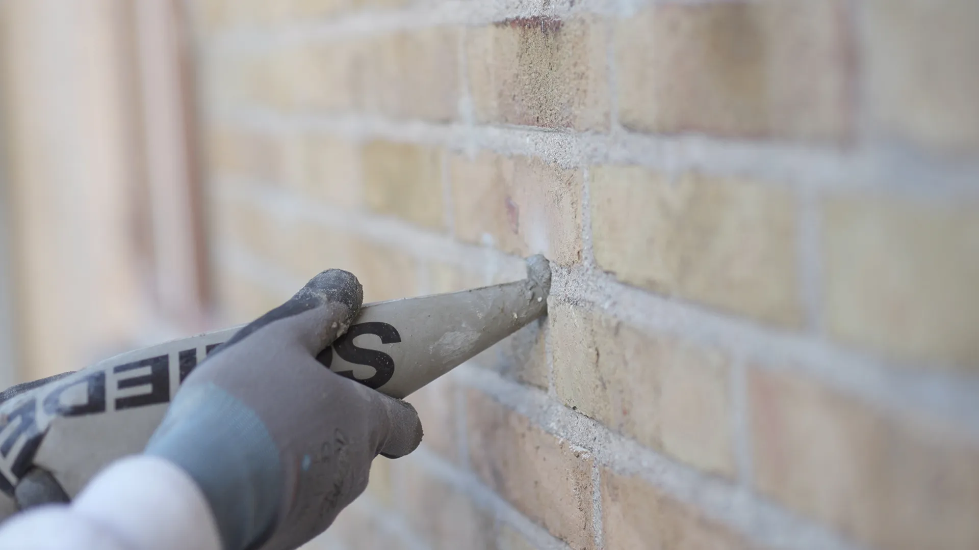 Hulmursisolering - Calidi udfører udsugning