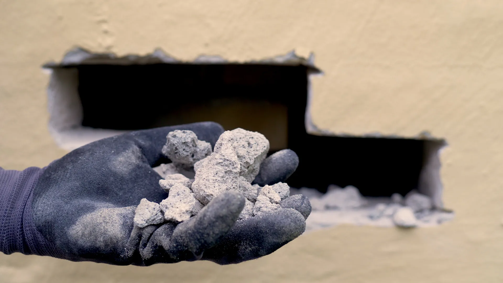 Hulmursisolering - udsugning af materialer, nærbillede