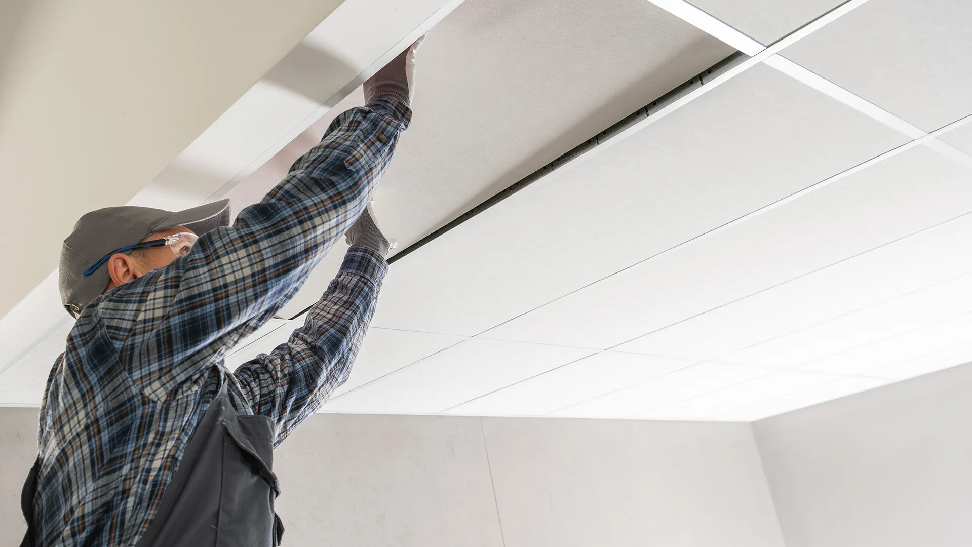 Etageadskillelse - afmontering af loftplader for isolering