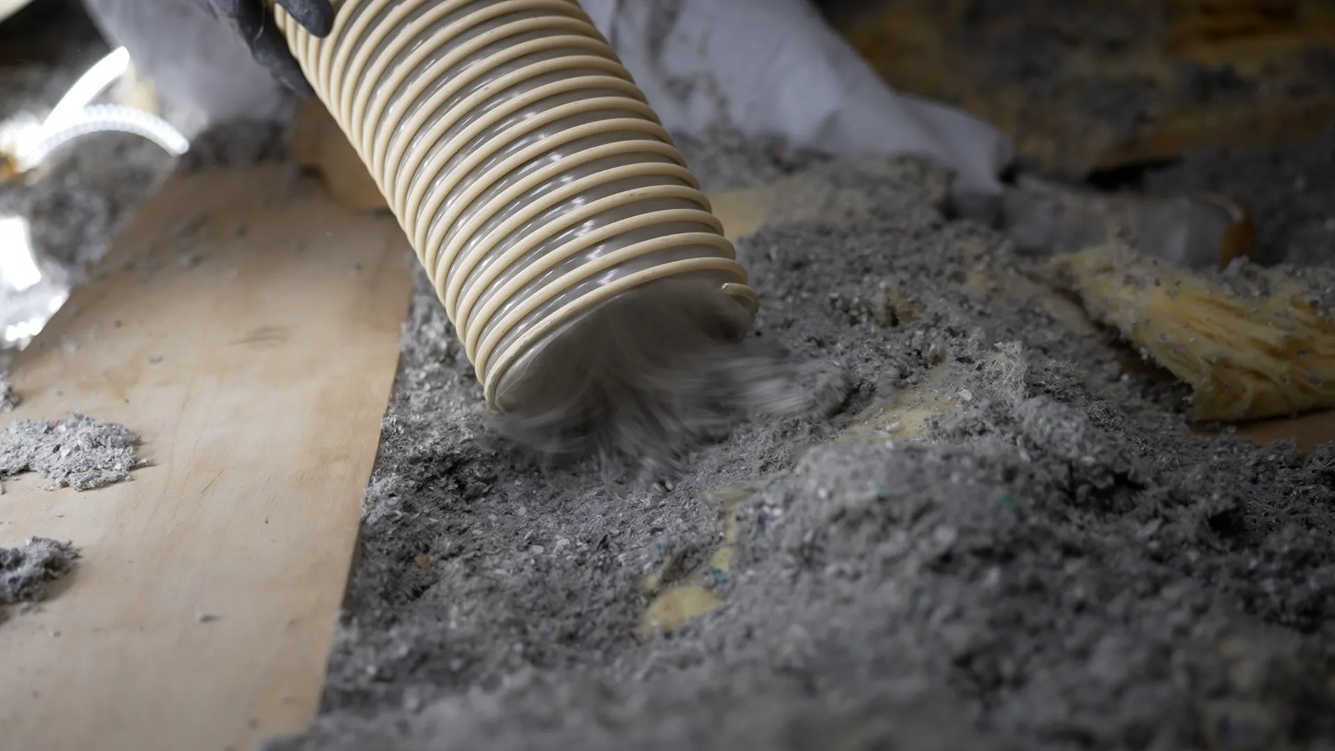 Fjernelse af isolering og udsugning af beskadiget isolering på loft