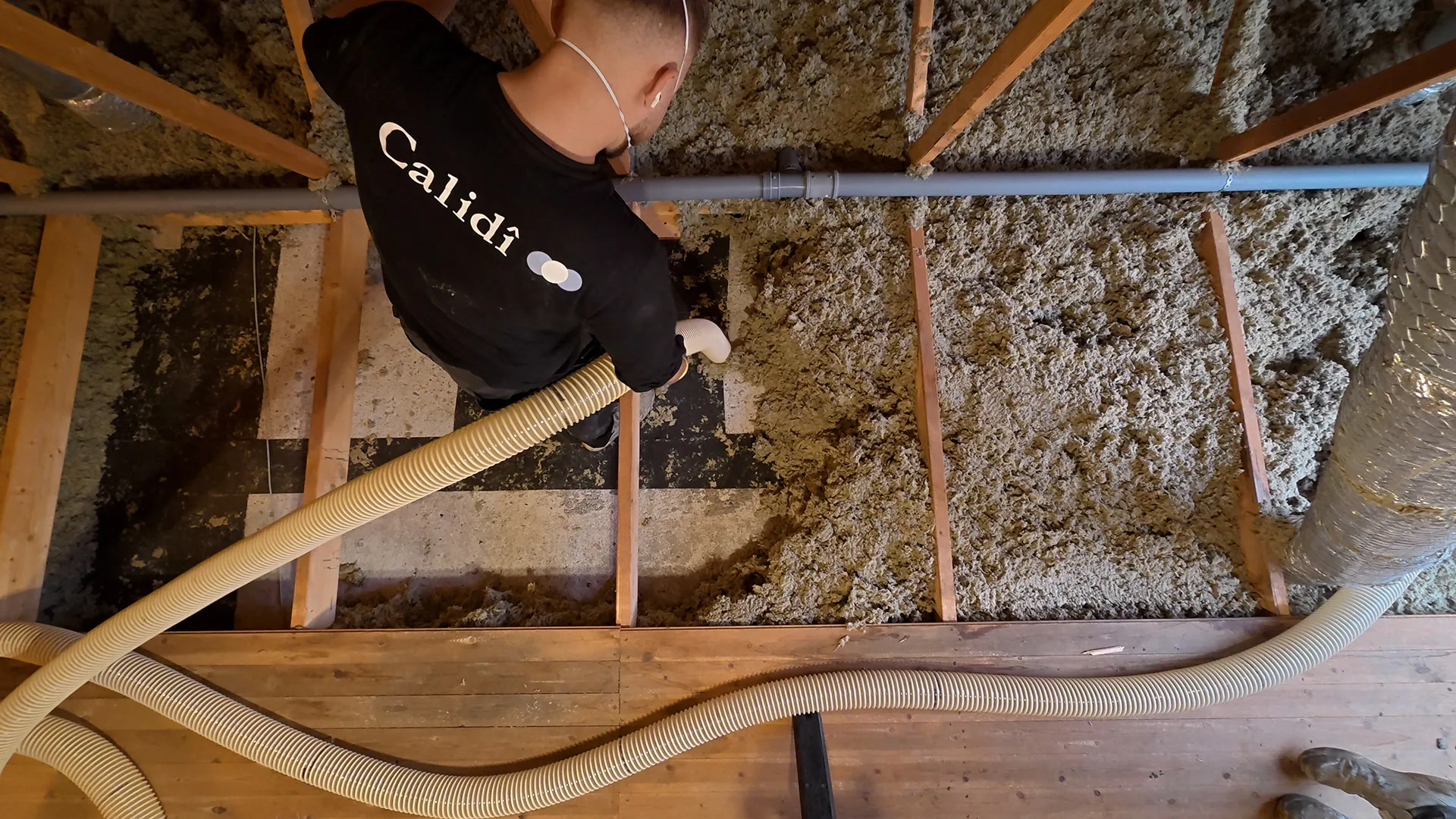 Fjernelse af isolering og udsugning af gammel isolering mellem bjælker