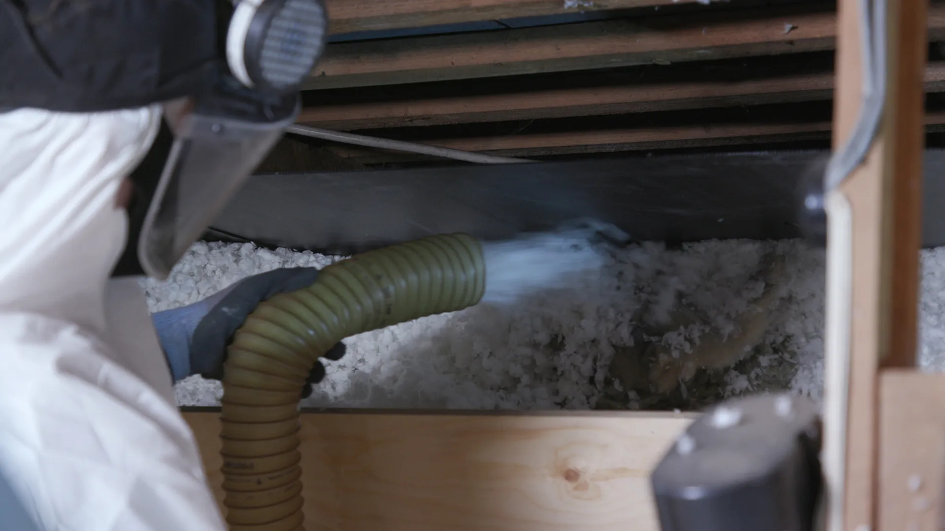 Isolering, indblæsning af isolering på et loft