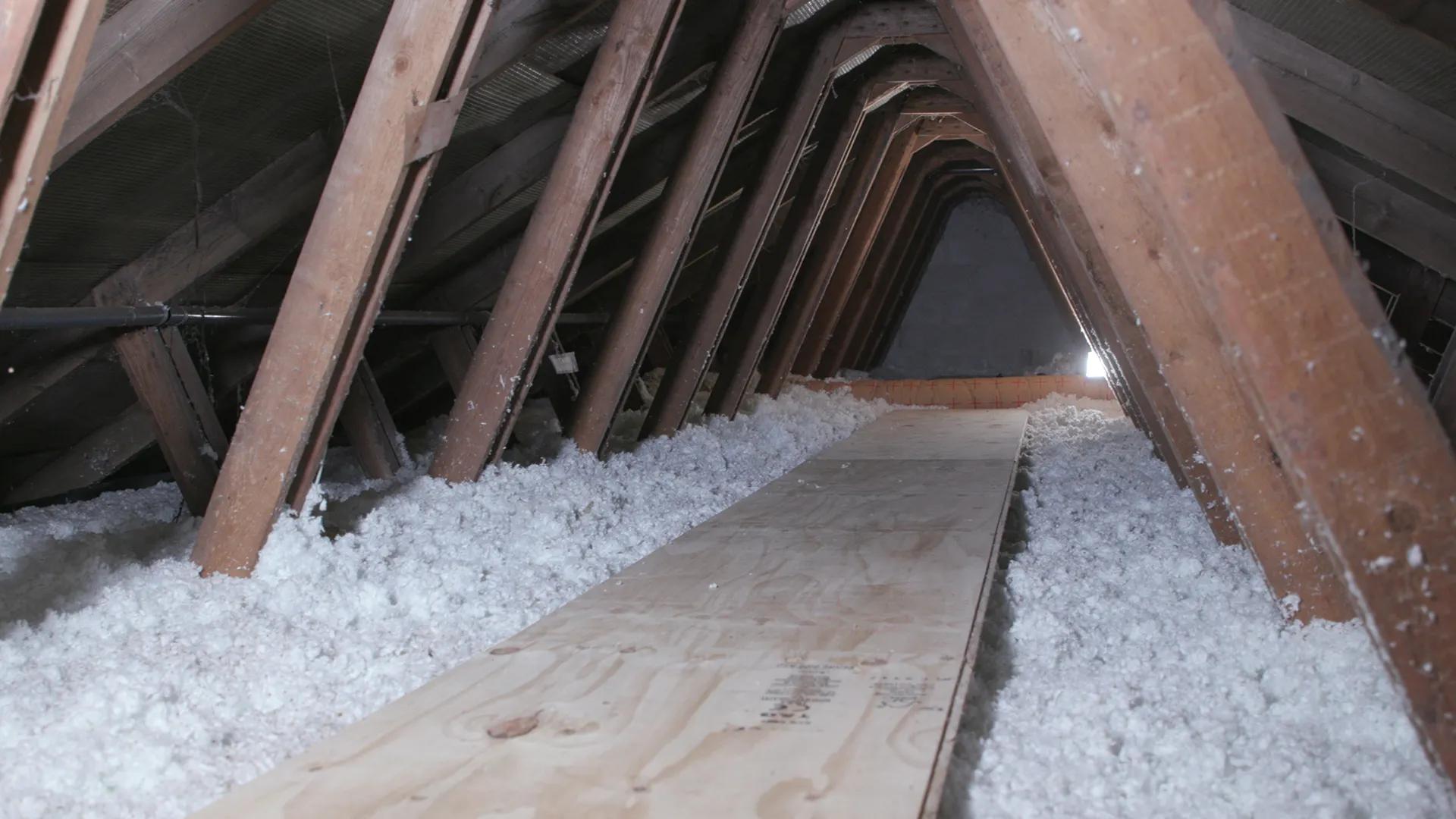 Loftsisolering - færdig gangbro og ny isolering på et loft