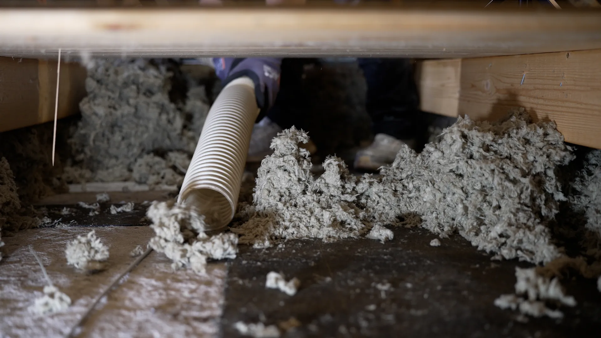 Loftsisolering - indblæsning af isolering under gangbro