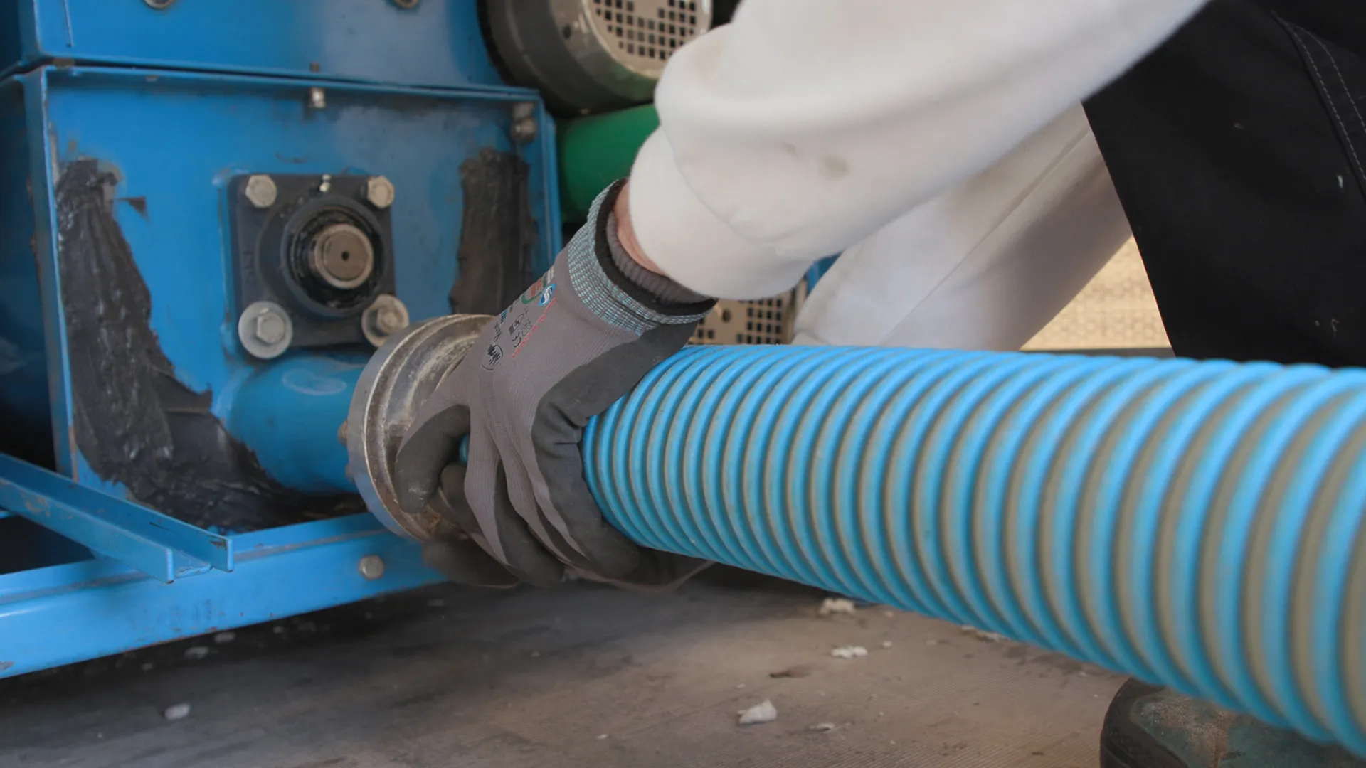 Loftsisolering, tilslutning af isoleringsslange til maskine